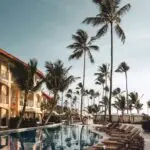 Thyta Hatoun Viagens Um bonito resort, representando a segurança na contratação de serviços.