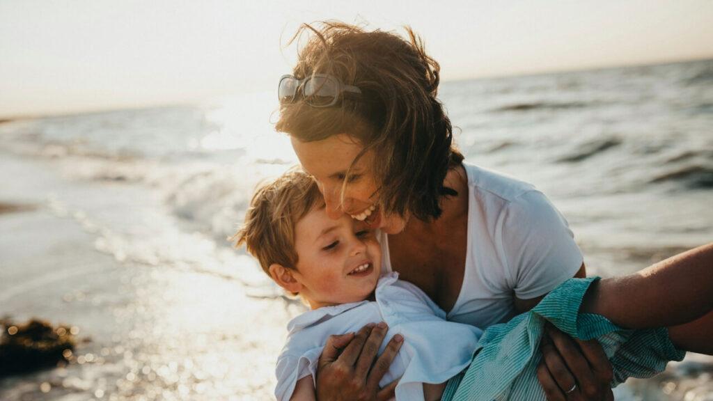 Pacotes de Viagem: um Guia Completo para Orientar Você! foto-de-mae-e-filho-ao-lado-do-mar